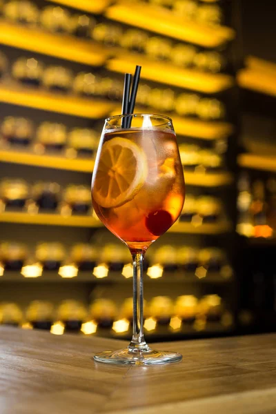 Cocktail à l'ancienne debout sur le bar — Photo