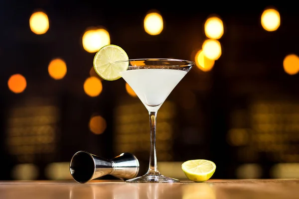 Cocktail Margarita mit Limette auf der Theke vor dem Hintergrund des Rauchs — Stockfoto
