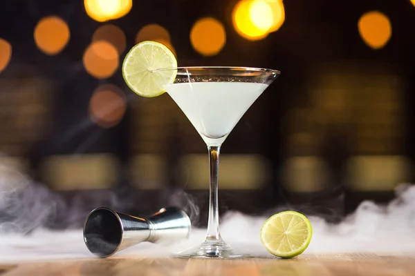 Cocktail Margarita mit Limette auf der Theke vor dem Hintergrund des Rauchs — Stockfoto