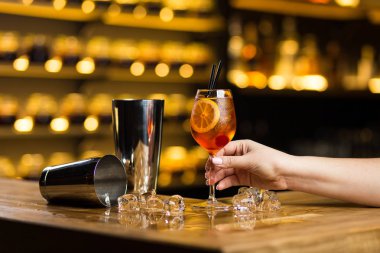 bir el Çubuğu'nda eski moda kokteyl ayakta tutan