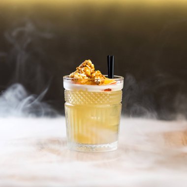  patlamış mısır ayakta duman çerçevede çubuğunda kokteyli