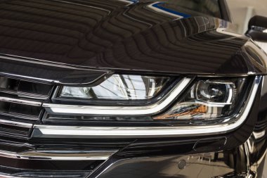 19 Ocak, 2018 - Vinnitsa, Ukrayna. Siyah Volkswagen Vw Arteon sunu showroom - Far