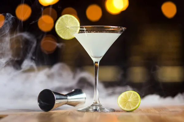 鸡尾酒玛格丽特与石灰站在酒吧反对烟雾背景 — 图库照片