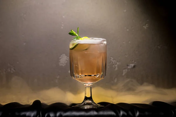 Dunkler und stürmischer Rum-Cocktail mit Limette vor dem Hintergrund des Rauchs — Stockfoto