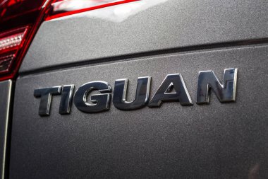 19 Ocak, 2018 - Vinnitsa, Ukrayna. Volkswagen Tiguan tanıtım showroom - logo