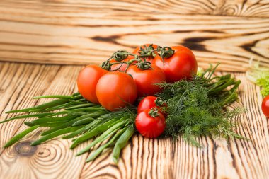 Domates, otlar ve soğan gibi çeşitli ham organik sebzeler ile kompozisyon. Detoks Diyeti