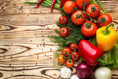 Domates, tatlı biber, otlar, soğan ve sarımsak gibi çeşitli ham organik sebzeler ile kompozisyon. Detoks diyet. Üstten Görünüm