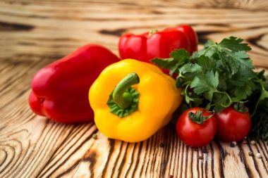 Domates, tatlı biber, otlar gibi çeşitli ham organik sebzeler ile kompozisyon. Detoks Diyeti