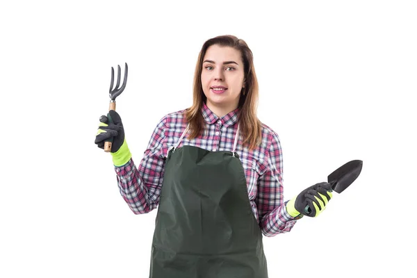 Portret van lachende vrouw professionele tuinman of bloemist in schort holding tuingereedschap geïsoleerd op witte achtergrond — Stockfoto