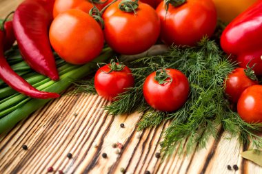 Domates, tatlı biber, otlar, soğan gibi çeşitli ham organik sebzeler ile kompozisyon. Detoks Diyeti