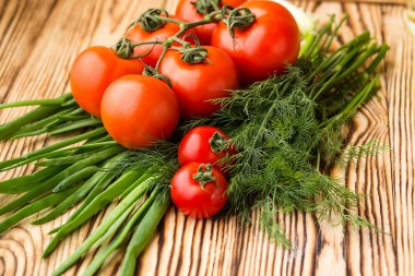 Domates, otlar ve soğan gibi çeşitli ham organik sebzeler ile kompozisyon. Detoks Diyeti