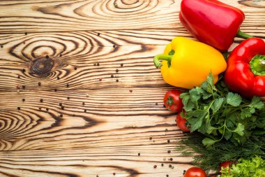 Domates, tatlı biber, otlar gibi çeşitli ham organik sebzeler ile kompozisyon. Detoks diyet. Üstten Görünüm