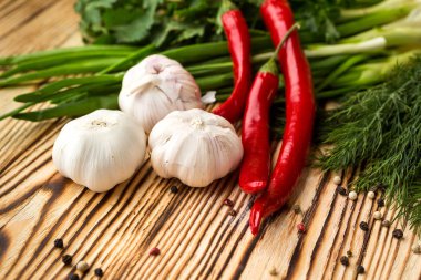 Yeşil soğan, yeşillik, acı biber ve sarımsak gibi çeşitli ham organik sebzeler ile kompozisyon. Detoks Diyeti