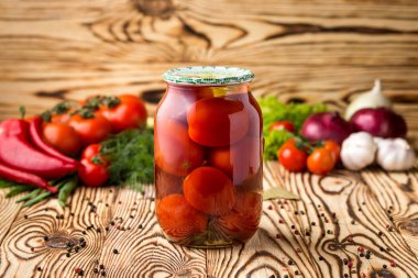 Baharat ve malzemeleri ahşap arka plan üzerinde Marine domates