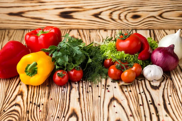 Σύνθεση με ποικιλία από ωμά βιολογικά λαχανικά όπως ντομάτες, πιπεριές, βότανα, τα κρεμμύδια και το σκόρδο. Δίαιτα αποτοξίνωσης — Φωτογραφία Αρχείου
