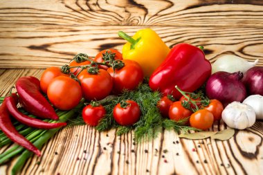 Domates, tatlı biber, otlar, soğan ve sarımsak gibi çeşitli ham organik sebzeler ile kompozisyon. Detoks Diyeti