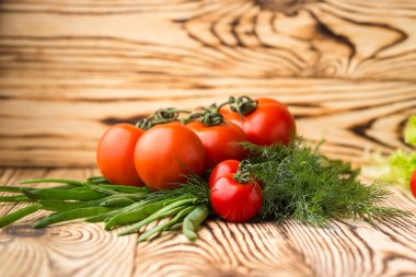 Domates, otlar ve soğan gibi çeşitli ham organik sebzeler ile kompozisyon. Detoks Diyeti