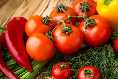 Domates, tatlı biber, otlar, soğan gibi çeşitli ham organik sebzeler ile kompozisyon. Detoks Diyeti