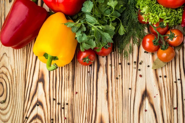Σύνθεση με ποικιλία από ωμά βιολογικά λαχανικά όπως ντομάτες, πιπεριές, βότανα. Δίαιτα αποτοξίνωσης. Το Top view — Φωτογραφία Αρχείου