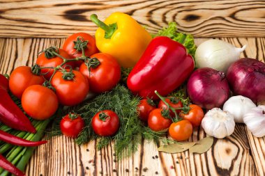 Domates, tatlı biber, otlar, soğan ve sarımsak gibi çeşitli ham organik sebzeler ile kompozisyon. Detoks Diyeti