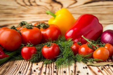 Domates, tatlı biber, otlar, soğan ve sarımsak gibi çeşitli ham organik sebzeler ile kompozisyon. Detoks Diyeti