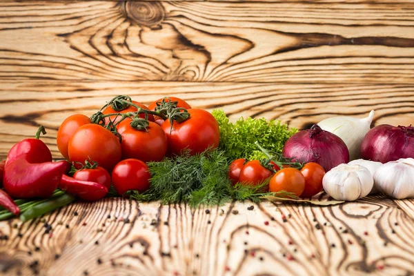 Σύνθεση με ποικιλία από ωμά βιολογικά λαχανικά όπως ντομάτες, πιπεριές, βότανα, τα κρεμμύδια και το σκόρδο. Δίαιτα αποτοξίνωσης — Φωτογραφία Αρχείου