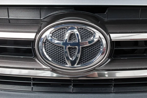 Vinnitsa, Oekraïne -, 10 januari 2018. De auto van het concept van de Toyota Highlander - logo — Stockfoto