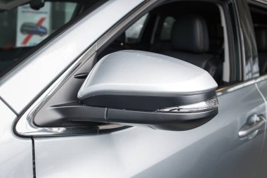 Vinnitsa, Ukrayna - 10 Ocak 2018. Toyota Highlander konsept otomobil - yan ayna