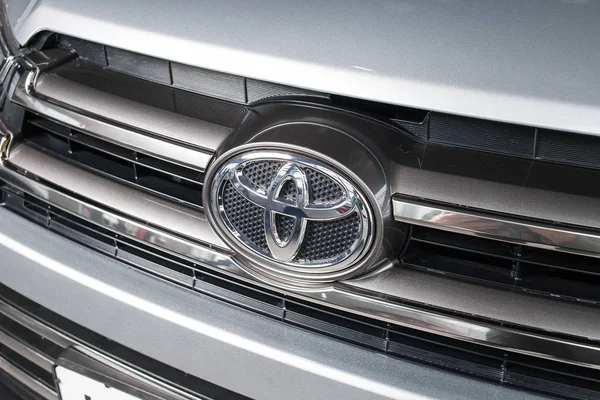 Vinnitsa, Oekraïne -, 10 januari 2018. De auto van het concept van de Toyota Highlander - logo — Stockfoto