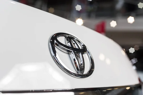 Vinnitsa, Oekraïne -, 10 januari 2018. De auto van het concept van de Toyota Corolla - logo — Stockfoto