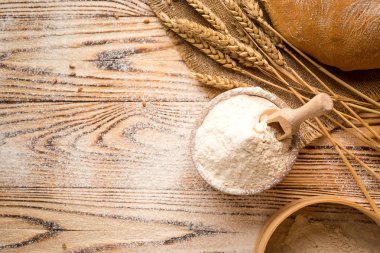 Ekmek buğday unu, sivri ve tahıl ahşap masa üzerinde. Agric