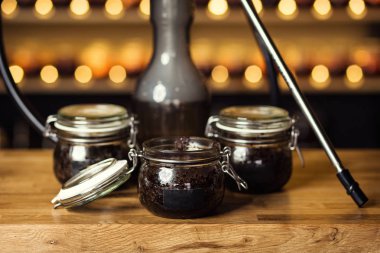 Tütün farklı zevkleri olan bankalarla çubuğunda nargile su üzerinde duruyor. Shisha kavramı