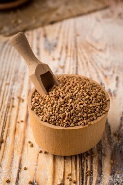 Karabuğday kabuğu çıkarılmış tane kase ahşap arka plan üzerinde. Sağlıklı Diyet hububat kavramı.