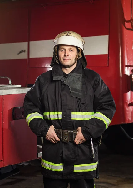 Hasič (hasič) v akci, stojící poblíž odpoledne. Nouzové bezpečnostní. Ochrana, záchrana z nebezpečí. — Stock fotografie