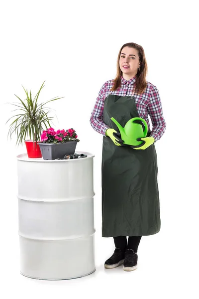 Vrouw professionele tuinman of bloemist in schort bloemen te houden in een pot en tuinieren hulpmiddelen geïsoleerd op een witte achtergrond. Kopiëren van ruimte — Stockfoto