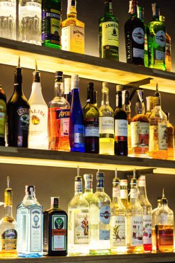 07 Mart, 2018 - Vinnitsa, Ukrayna. Alkol içki şişesi club Bar veya çubuk karanlık parti gece arka planda