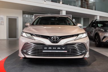 Vinnitsa, Ukrayna - 18 Mart 2018. Toyota Camry konsept otomobil - showroom sunu. Önden Görünüm