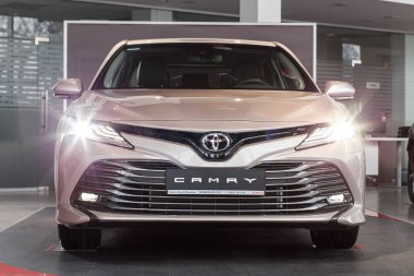 Vinnitsa, Ukrayna - 18 Mart 2018. Toyota Camry konsept otomobil - showroom sunu. Önden Görünüm