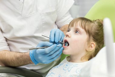 Küçük kızın diş Kliniği inceleyerek dişçi. Diş sorunu.