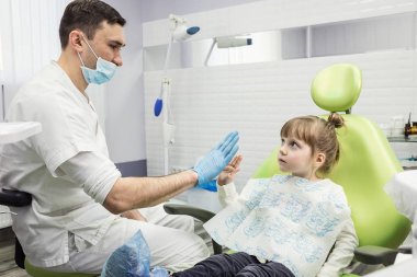 Küçük kızın diş Kliniği inceleyerek dişçi. Diş sorunu.