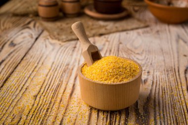 Mısır kabuğu çıkarılmış tane kase ahşap arka plan üzerinde. Sağlıklı Diyet hububat kavramı.