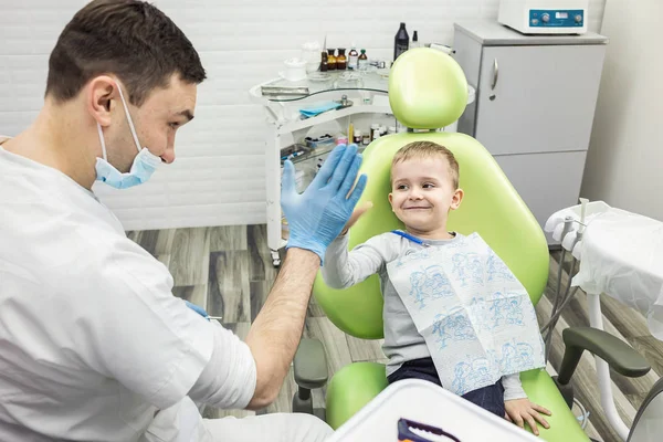 Dokter gigi memeriksa gigi anak kecil di klinik. Masalah gigi . — Stok Foto