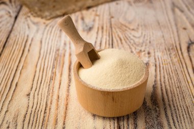 İrmik kase ahşap arka plan üzerinde. Sağlıklı Diyet hububat kavramı.