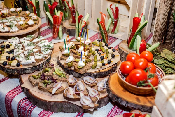 Mesa buffet de vacaciones servido por diferentes canapés, sándwiches, sna —  Fotos de Stock