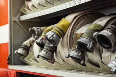 Bölmesinin bir fireengine üzerinde Yangın hortumlar kadar haddelenmiş. Acil durum Emanet. Koruma, tehlikeden kurtarmak.