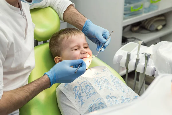 Dentist examining little boy's teeth in clinic. Dental problem. — Stock Photo, Image