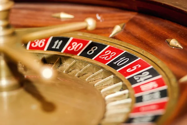 Rulety v kasinu a pokerové žetony — Stock fotografie