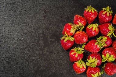 taş zemin, yaz vitaminler bir kavram olarak lezzetli birinci sınıf organik meyve üzerine çilek