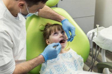Küçük kızın diş Kliniği inceleyerek dişçi. Diş sorunu.