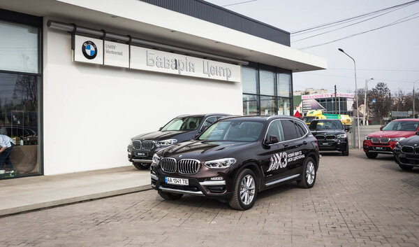 Винница, Украина - 31 марта 2018 года. Концепт-кар BMW - презентация в выставочном зале
